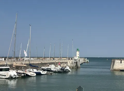 Le port de La Flotte, voiliers et phare vert de la jetée