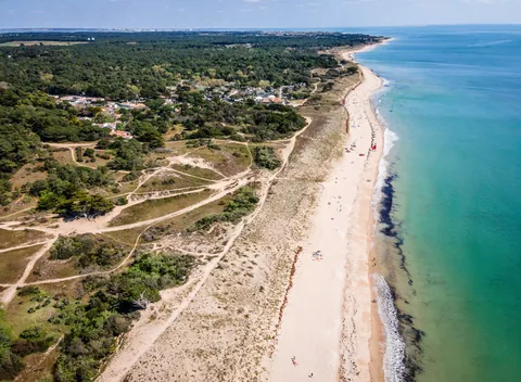 La plage de Gros Jonc au Bois-Plage-en-Ré vue du ciel, forêt et dunes