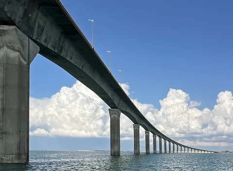 Sous le pont de l’île de Ré à Rivedoux-Plage, ciel et nuages