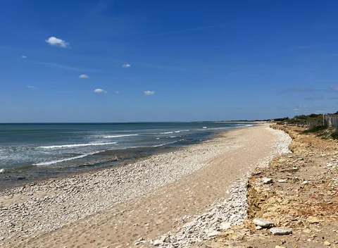 La plage de galets et l’écluse à poissons de Sainte-Marie-de-Ré
