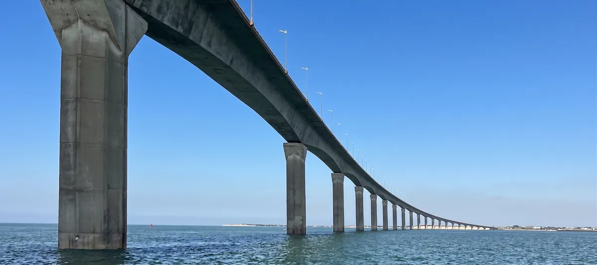 Le pont de l’île de Ré vu depuis la mer