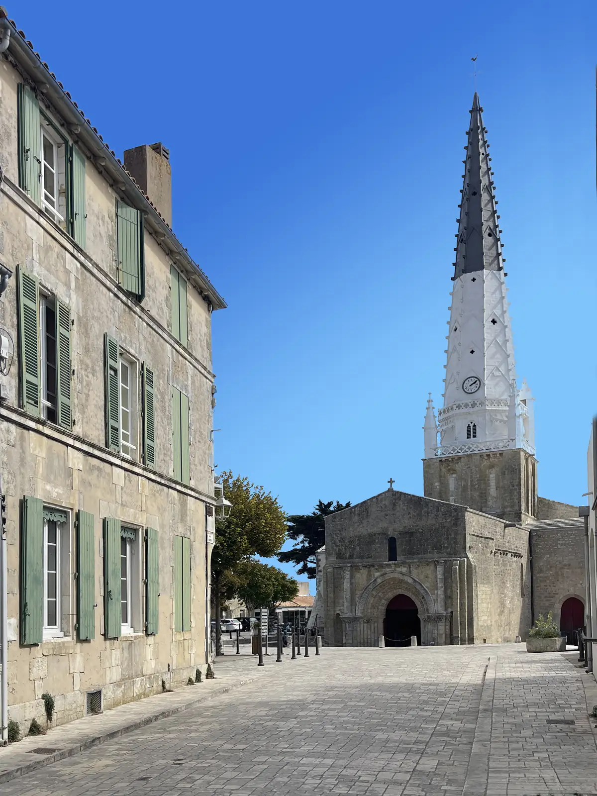 Le clocher noir et blanc d’Ars-en-Ré depuis la place de l’église
