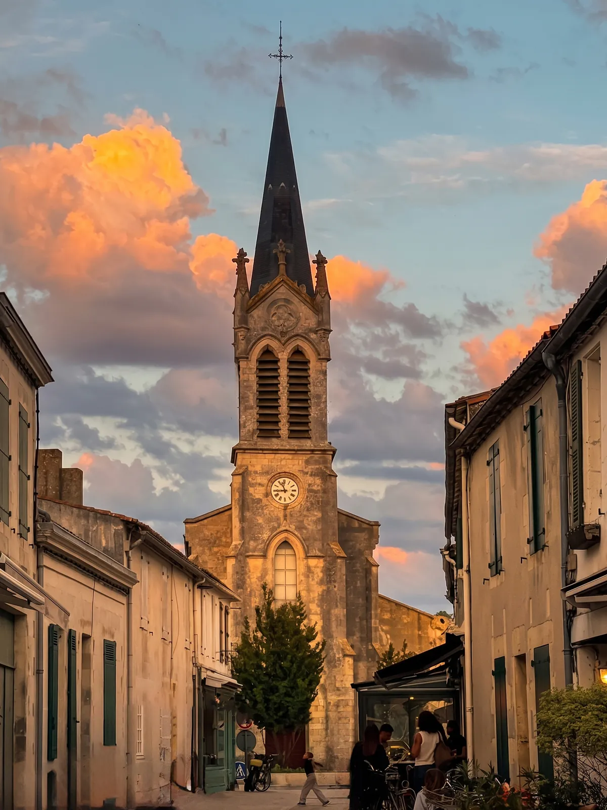 L’église de La Couarde-sur-Mer au coucher du soleil