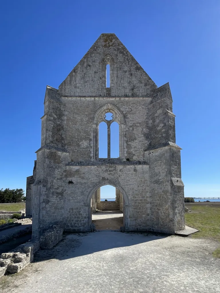 L’abbaye des Châteliers à La Flotte, pignon de pierre sur ciel bleu