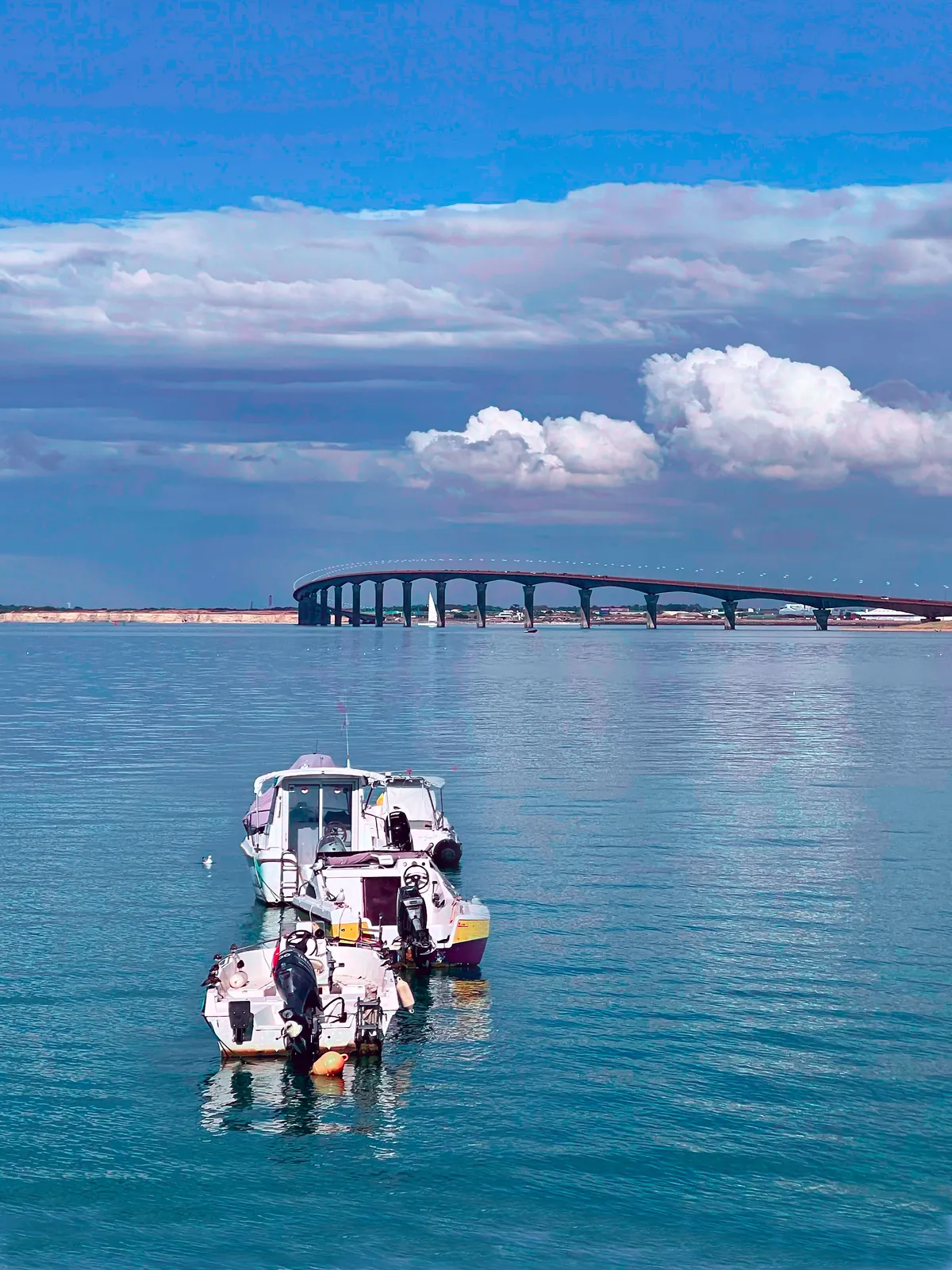 Bateaux de pêche à Rivedoux-Plage, le pont de l’île de Ré en arrière-plan