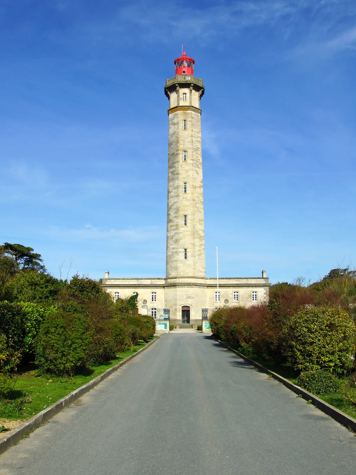 L’allée menant au phare des Baleines à Saint-Clément-des-Baleines