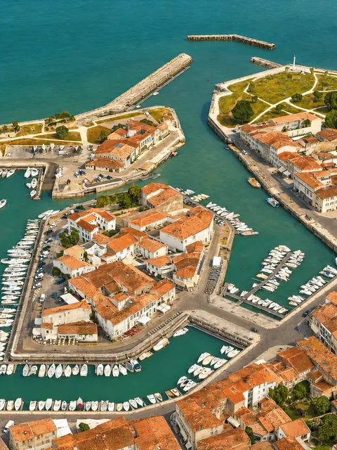 Le port de Saint-Martin-de-Ré et ses fortifications vus du ciel