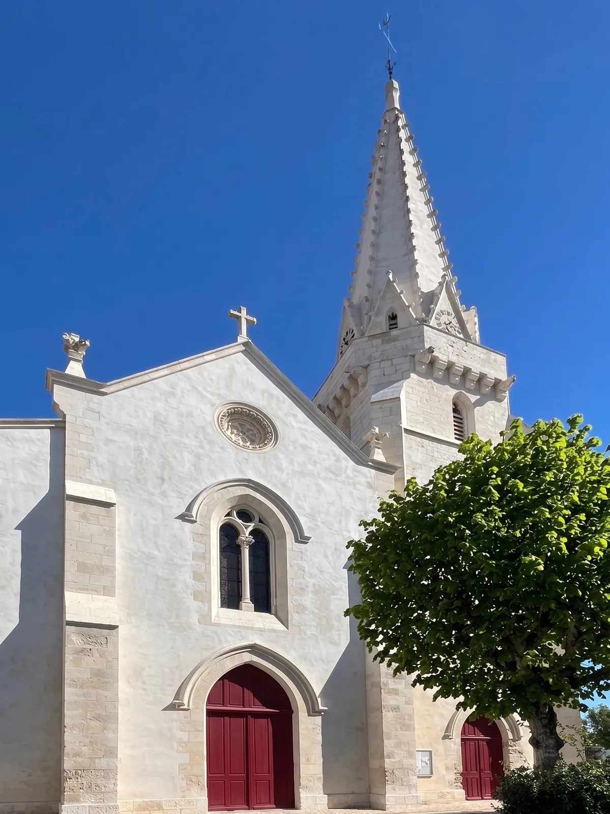 La façade de l’église de Sainte-Marie-de-Ré et ses portes rouges
