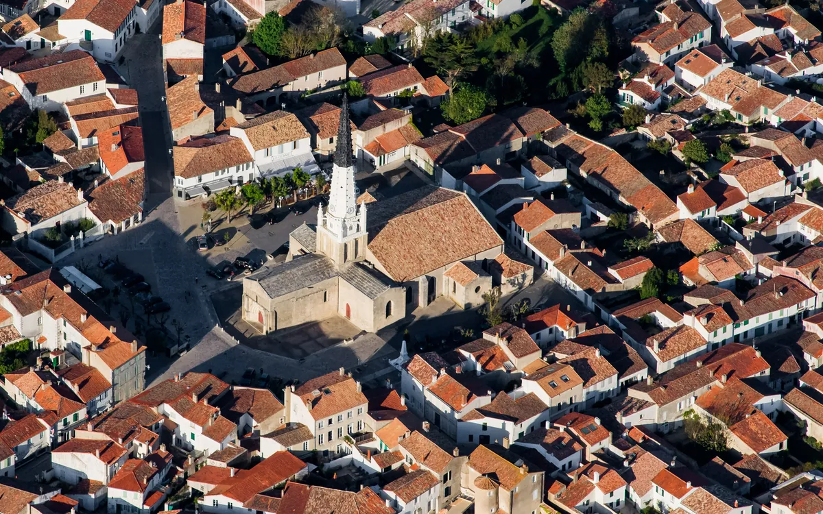 L’église d’Ars-en-Ré et les toits du village vus du ciel