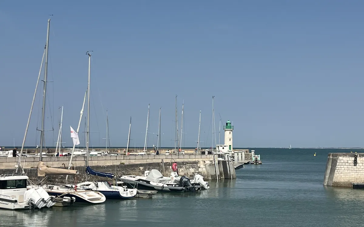 Le port de La Flotte, voiliers et phare vert de la jetée