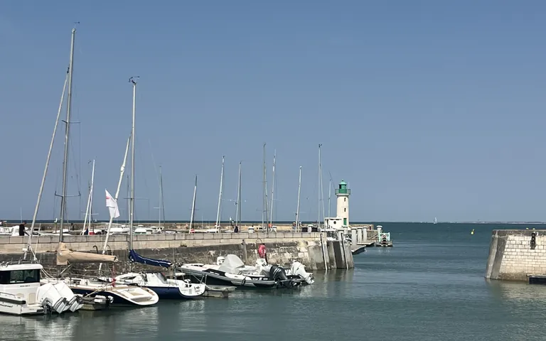 Le port de La Flotte, voiliers et phare vert de la jetée