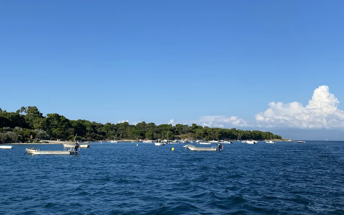 La plage de Trousse-Chemise aux Portes-en-Ré, bateaux au mouillage