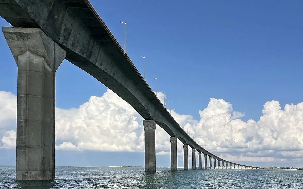 Sous le pont de l’île de Ré à Rivedoux-Plage, ciel et nuages