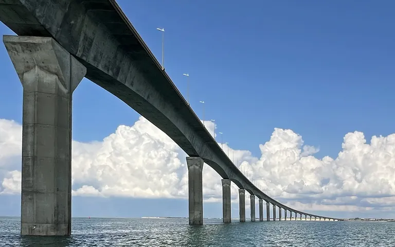 Sous le pont de l’île de Ré à Rivedoux-Plage, ciel et nuages