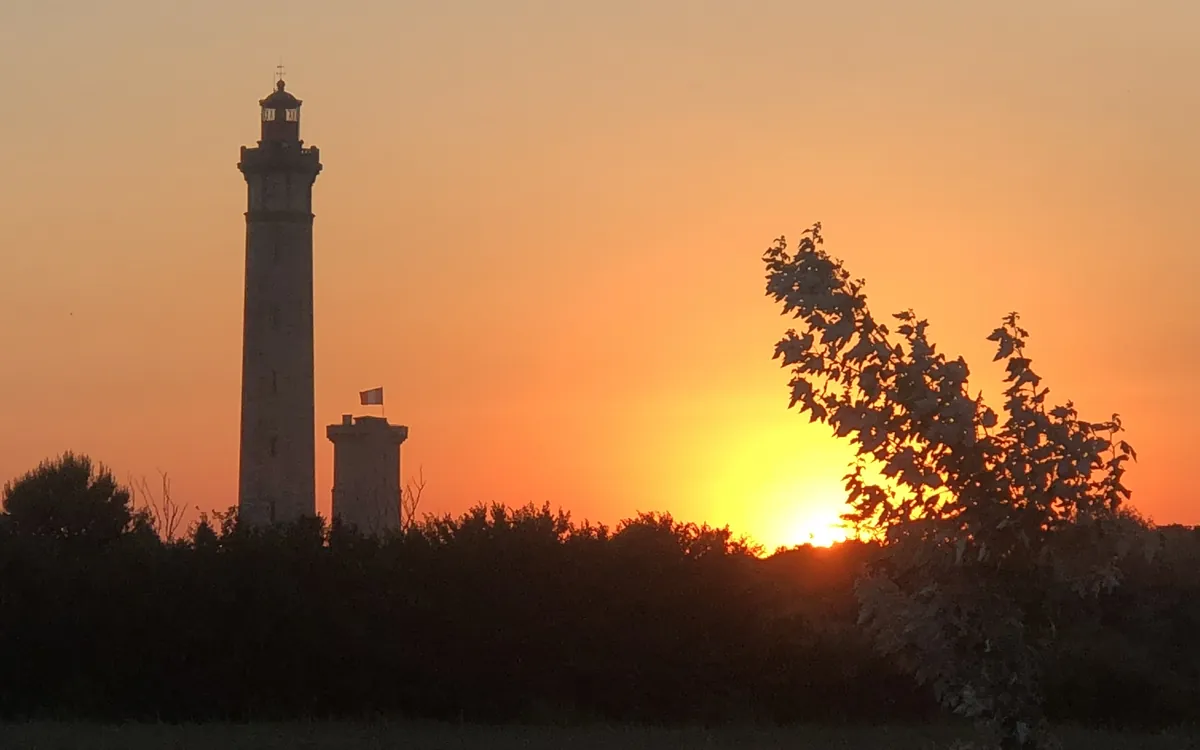 Le phare des Baleines à Saint-Clément au coucher du soleil