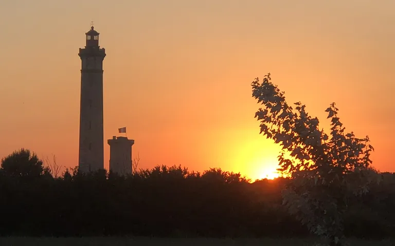 Le phare des Baleines à Saint-Clément au coucher du soleil