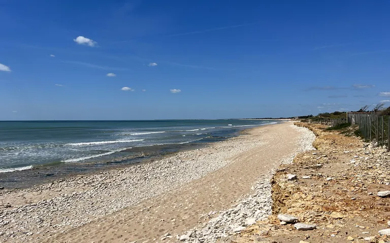La plage de galets et l’écluse à poissons de Sainte-Marie-de-Ré