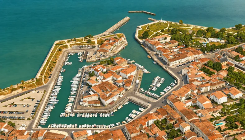Le port de Saint-Martin-de-Ré vu du ciel