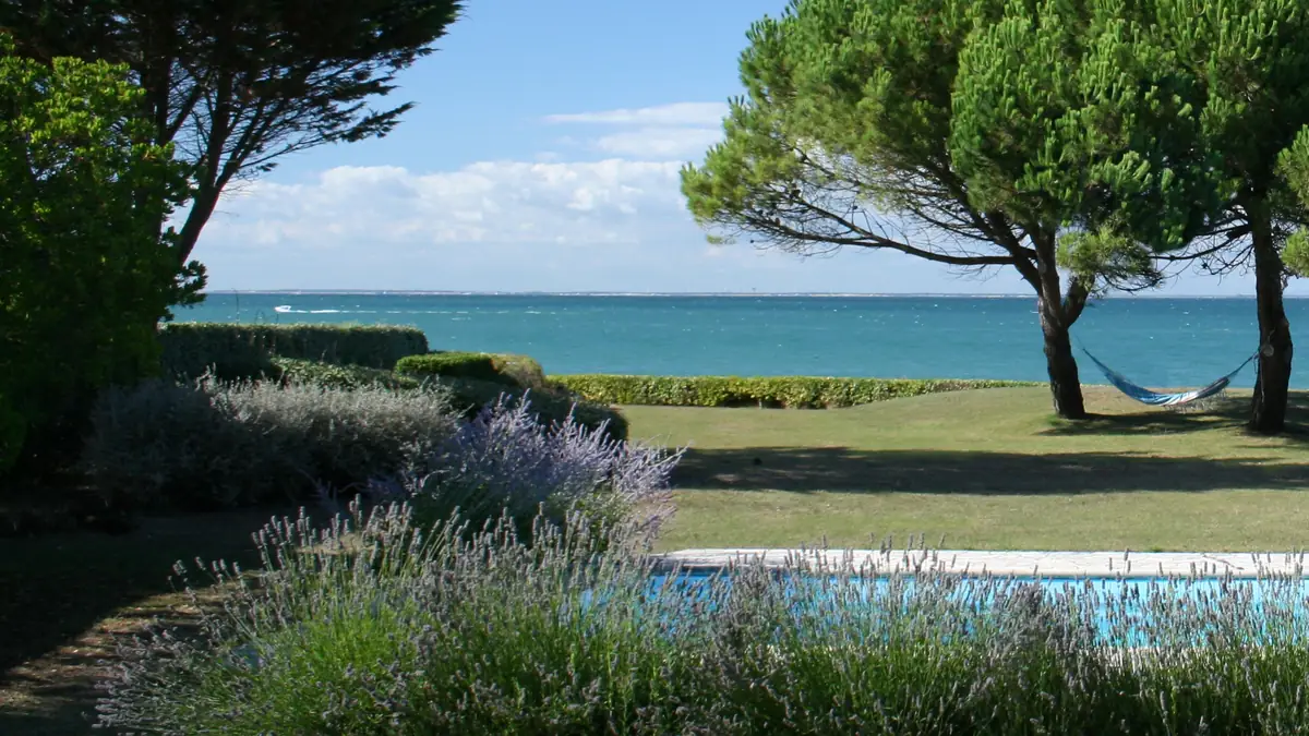 Vue sur la mer depuis une maison de l'Île de Ré — biens vendus par BARNES Île de Ré