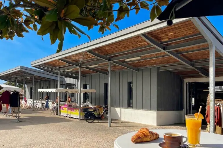 Le marché de La Couarde-sur-Mer sous les auvents de bois, le matin