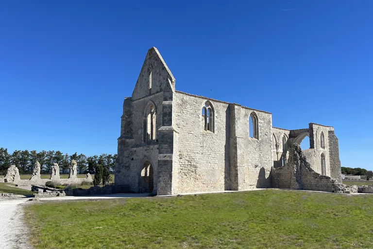Les ruines de l’abbaye des Châteliers à La Flotte