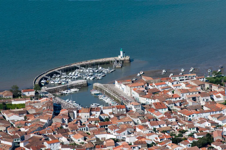 Le port de La Flotte vu du ciel, sa jetée et son phare vert