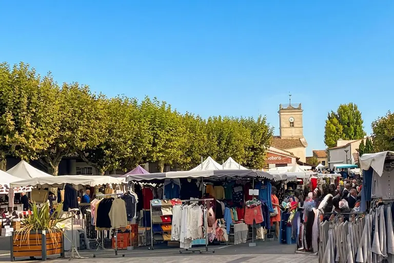 Le marché du Bois-Plage-en-Ré sous les platanes, le clocher en arrière-plan