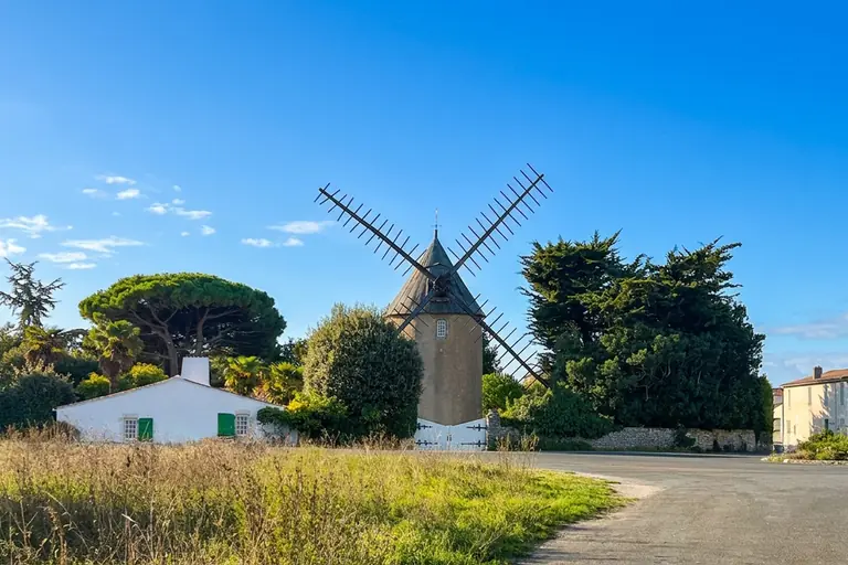 Le moulin à vent du Bois-Plage-en-Ré et une maison rétaise aux volets verts