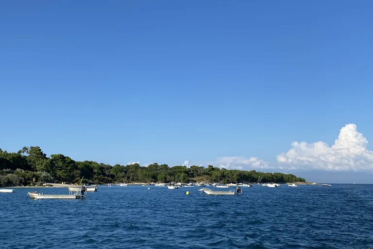 Bateaux au mouillage devant la plage de Trousse-Chemise aux Portes-en-Ré