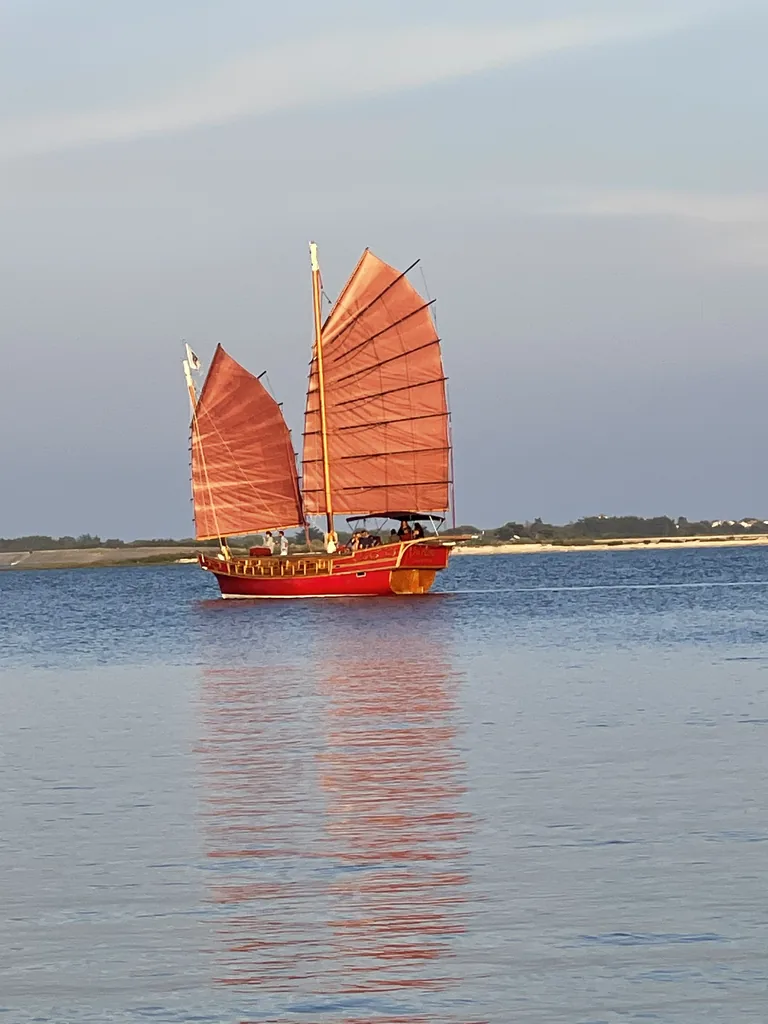 Voilier aux voiles rouges dans le Fier d’Ars, aux Portes-en-Ré