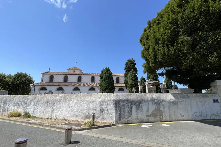 L’église de Loix derrière son mur blanc