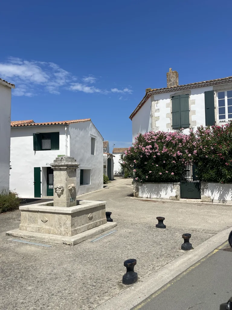 La fontaine et les maisons blanches du village de Loix