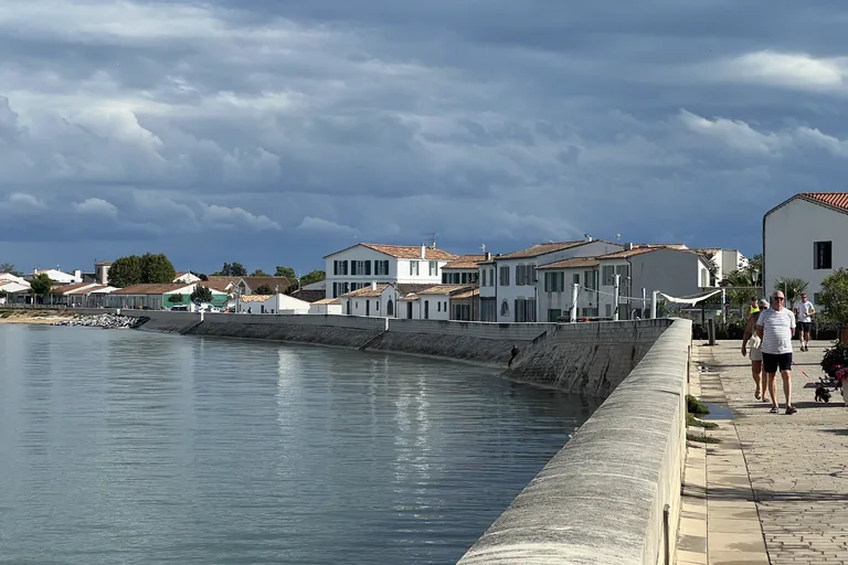 La digue et le front de mer de Rivedoux-Plage