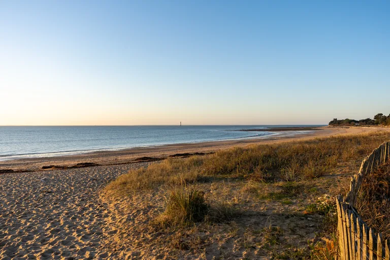 La plage de Rivedoux-Plage et le phare de Chauveau au loin