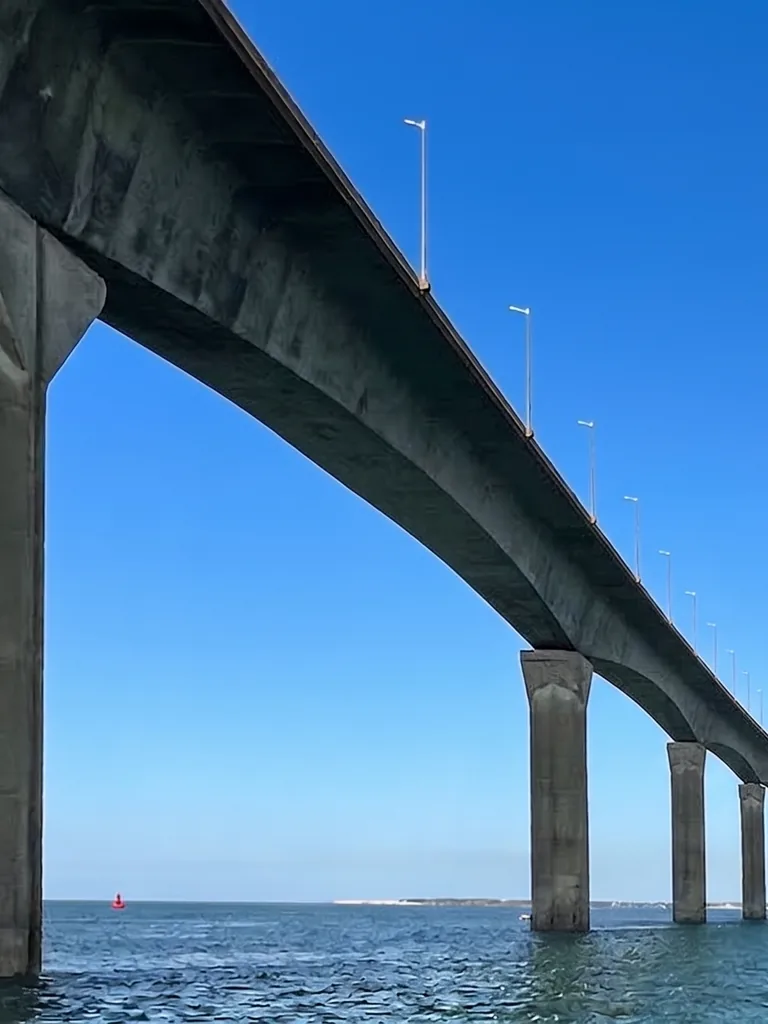 Le pont de l’île de Ré vu de dessous, à Rivedoux-Plage