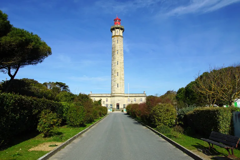 L’allée menant au phare des Baleines