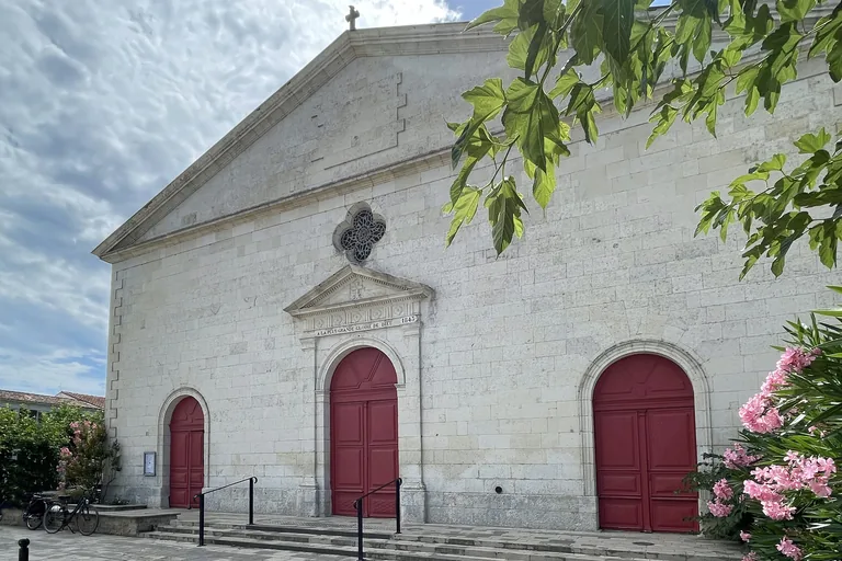 La façade de l’église de Saint-Clément-des-Baleines et ses portes rouges