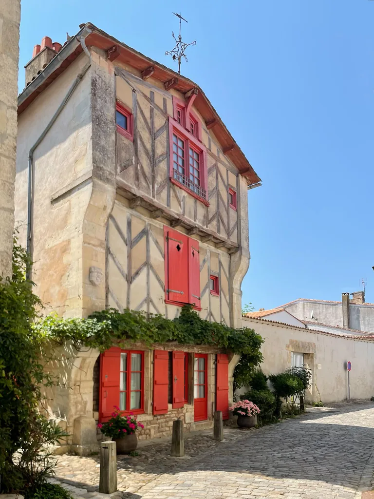 La maison de la Vinatière et ses volets rouges, Saint-Martin-de-Ré