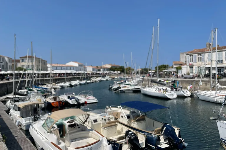 Bateaux amarrés dans le port de Saint-Martin-de-Ré