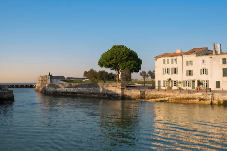 Les fortifications et les maisons du port de Saint-Martin-de-Ré au soleil couchant