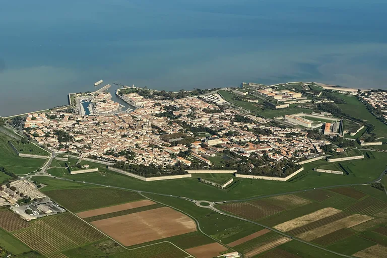 Saint-Martin-de-Ré vu du ciel : la citadelle Vauban, le port et les remparts