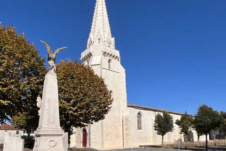 L’église de Sainte-Marie-de-Ré et le monument aux morts