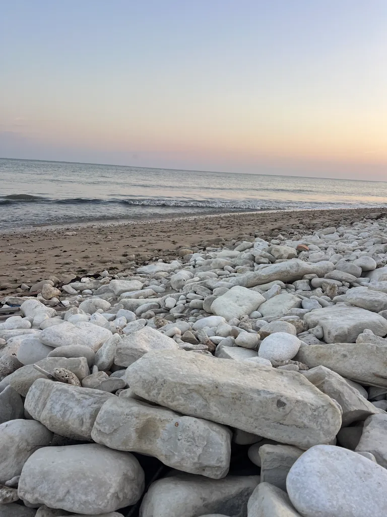 Galets sur la plage de Sainte-Marie-de-Ré au soleil couchant