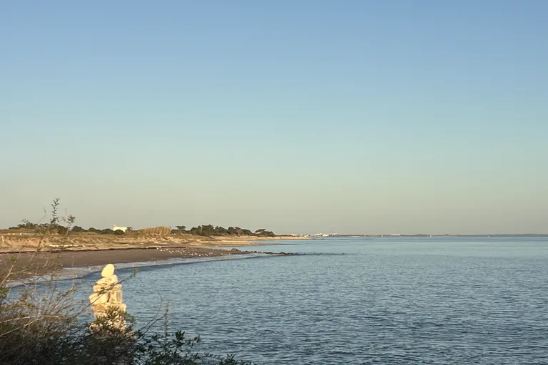 La plage de Sainte-Marie-de-Ré et son cairn de galets