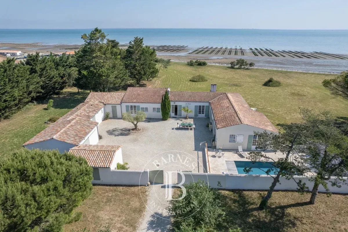 Villa Le Clos, maison à louer à La Flotte · réf. 85604030 · vue 1